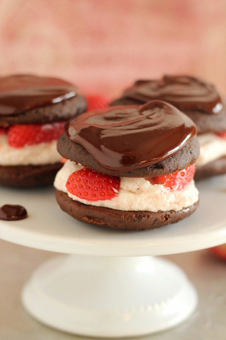 whoopies-selber-machen-schokolade-überzogene-kekse-erdbeeren