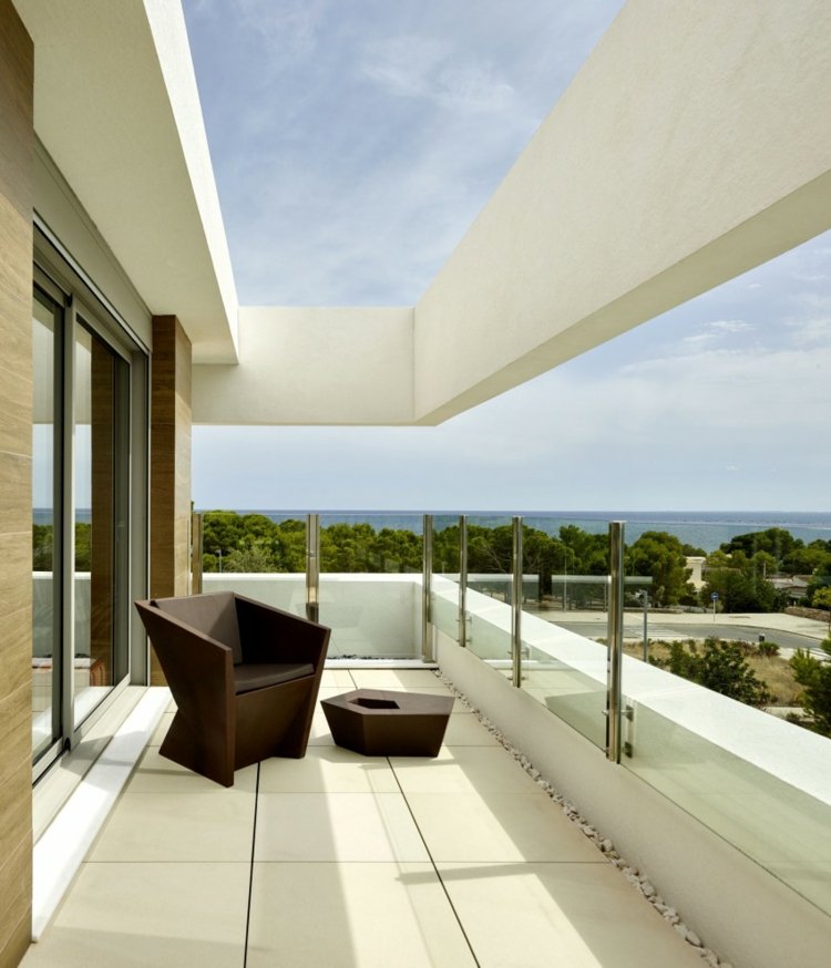 wohnideen-weiß-balkon-gestaltung-schlicht-braun-stuhl-abstrakt