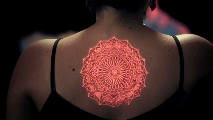 3D Projection Mapping -mandala-tattoo-rücken-rotes-licht