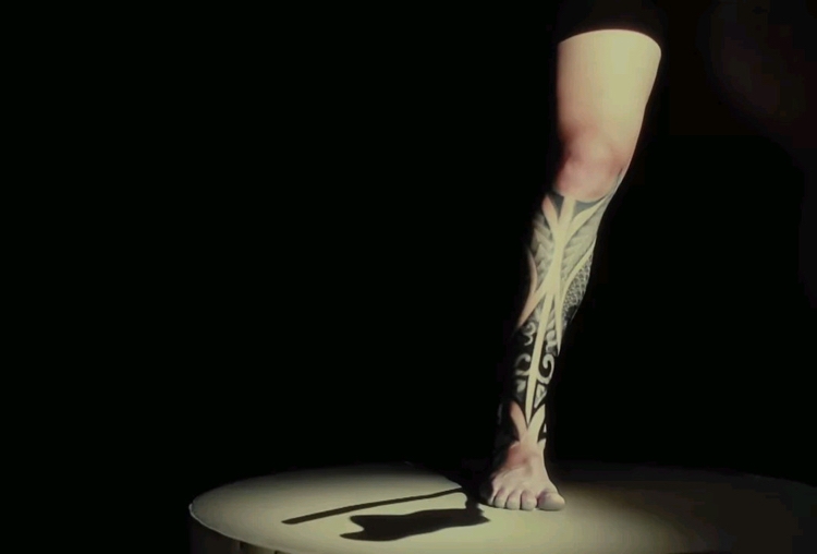 3d-projection-mapping-tattoo-bein-maori-muster