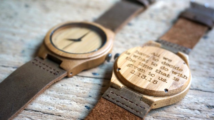 abiball-geschenk-ideen-armbanduhr-personalisiert-gravur-holz