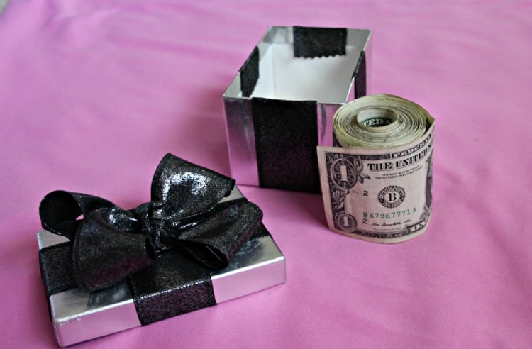 abiball-geschenk-ideen-geld-geschenkbox-schleife