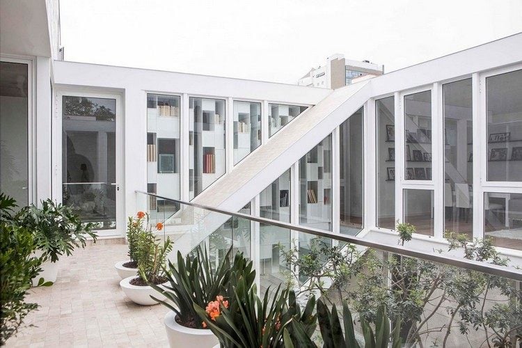 atriumhaus-peru-balkon-pflanzen-glasgeländer