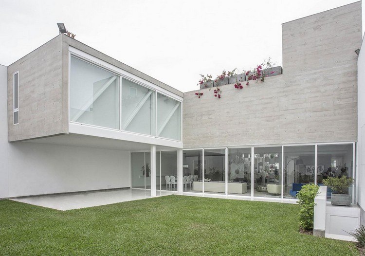 atriumhaus-peru-moderne-architektur-pflanzen-flachdach