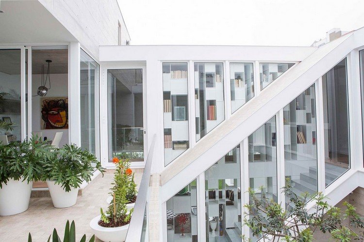 atriumhaus-peru-pflanzentöpfe-balkon-treppe