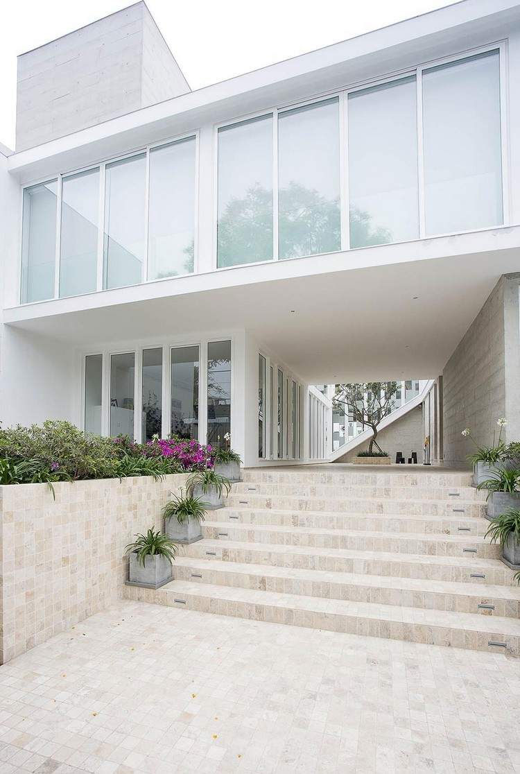 Atriumhaus in Peru weiße-fassade-eingang-treppe-pflanzen