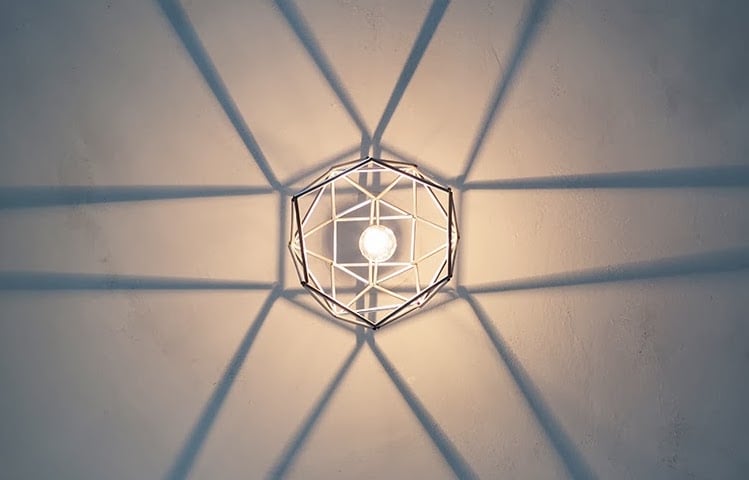 basteln-strohhalmen-lampenschirm-anleitung-geometrisch-koerper-figur-silber-gluehbirne