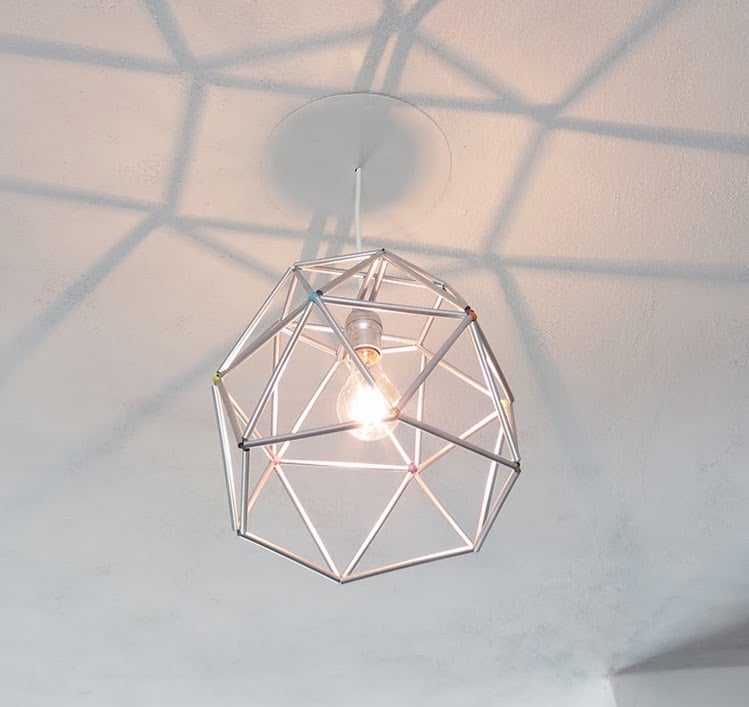 Basteln mit Strohhalmen -lampenschirm-anleitung--geometrische-koerper-figur-struktur-deko