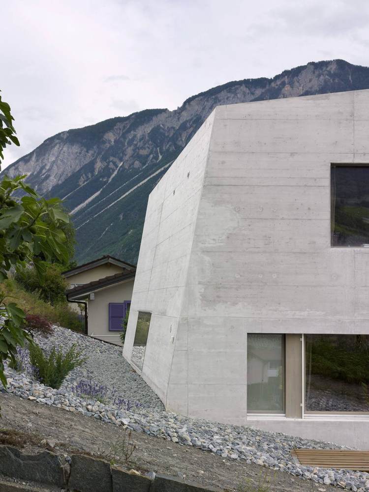 betonhaus-moderne-architektur-schraege-waende-design-berge
