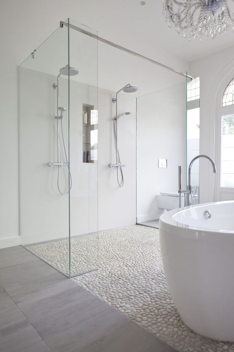 bodenbelag-bad-alternative-kieselsteine-weiss-dusche-glaswand-badewanne
