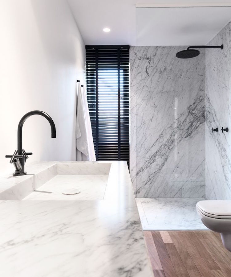 Bodenbelag fürs Bad -alternative-minimalistisch-holz-marmor-dusche-glaswand