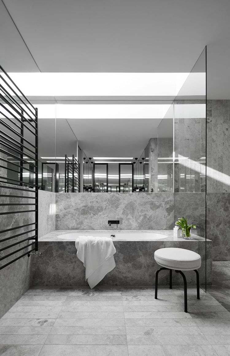 bodenbelag-bad-alternative-naturstein-grau-spiegelwand-badewanne-modern