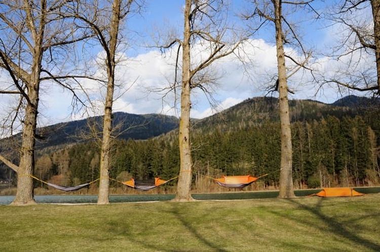 camping-hangematte-outdoor-zubehoer-zelteinsatzmoeglichkeiten-orange-baeume