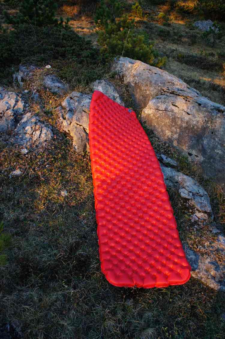 camping-zubehor-ausruestung-aufblasbare-matratze-matte-stoff-outdoor