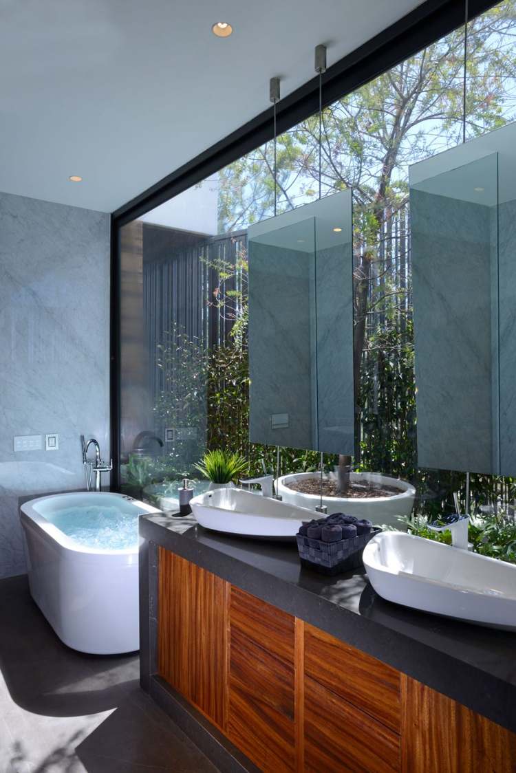 dunkles-holz-waschtisch-schrankfront-granit-arbeitsplatte-badewanne-glaswand