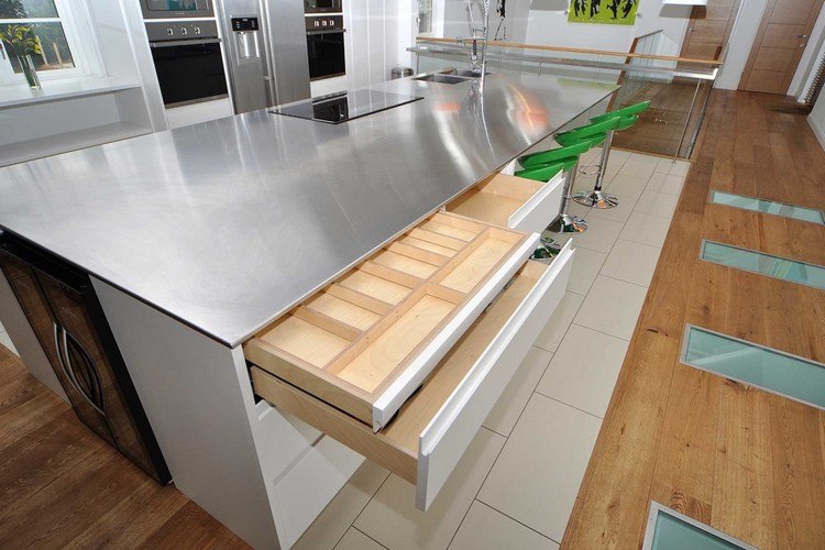 edelstahl-arbeitsplatte-küche-schubladen-holzboden-große-kücheninsel