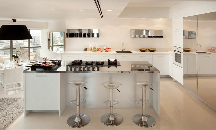 Edelstahl Arbeitsplatte kücheninsel-schöne-küche-barstühle-spiegelnde-oberflächen