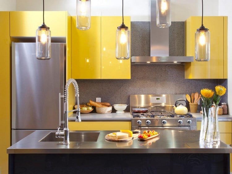 edelstahl-arbeitsplatte-waschbecken-gelbe-küchenschränke-hängelampen