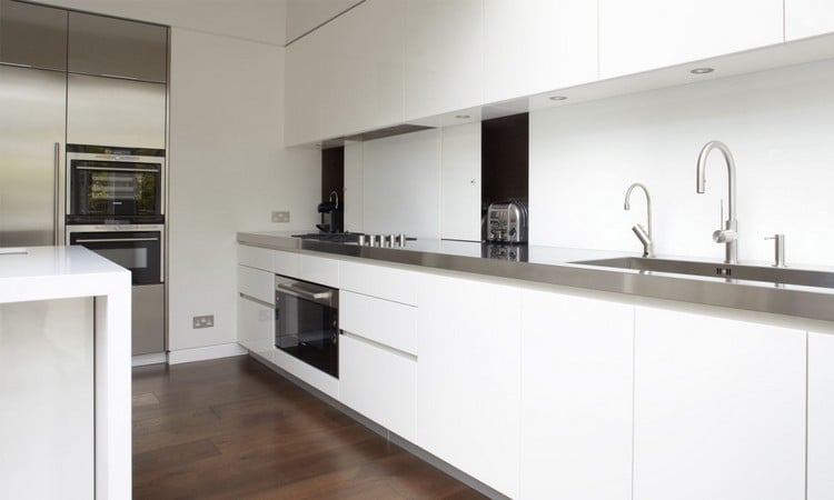 edelstahl-arbeitsplatte-weiß-lackierte-küche-elegant-grifflose-küchenschränke