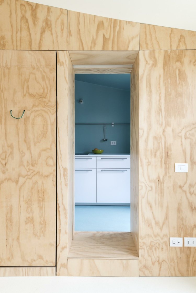 einrichtungsideen-kleine-raeume-durchgang-kueche-wohnzimmer-farbkontrast
