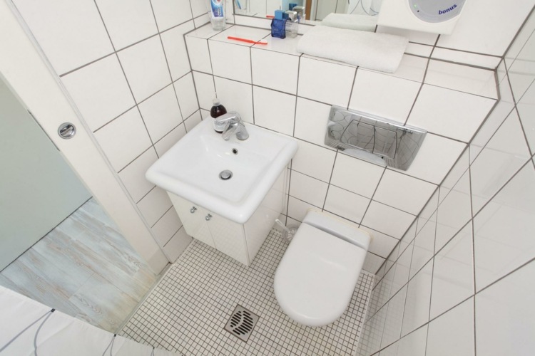 einrichtungsideen-kleine-raeume-fliesen-weiss-schlicht-mosaik-fussboden-waschbecken-toilette
