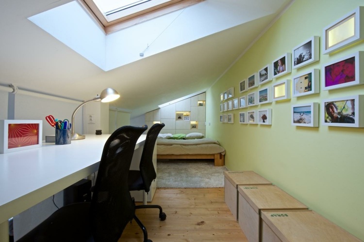 einrichtungsideen-kleine-räume-dachfenster-schlafbereich-arbeitsbereich-schreibtisch