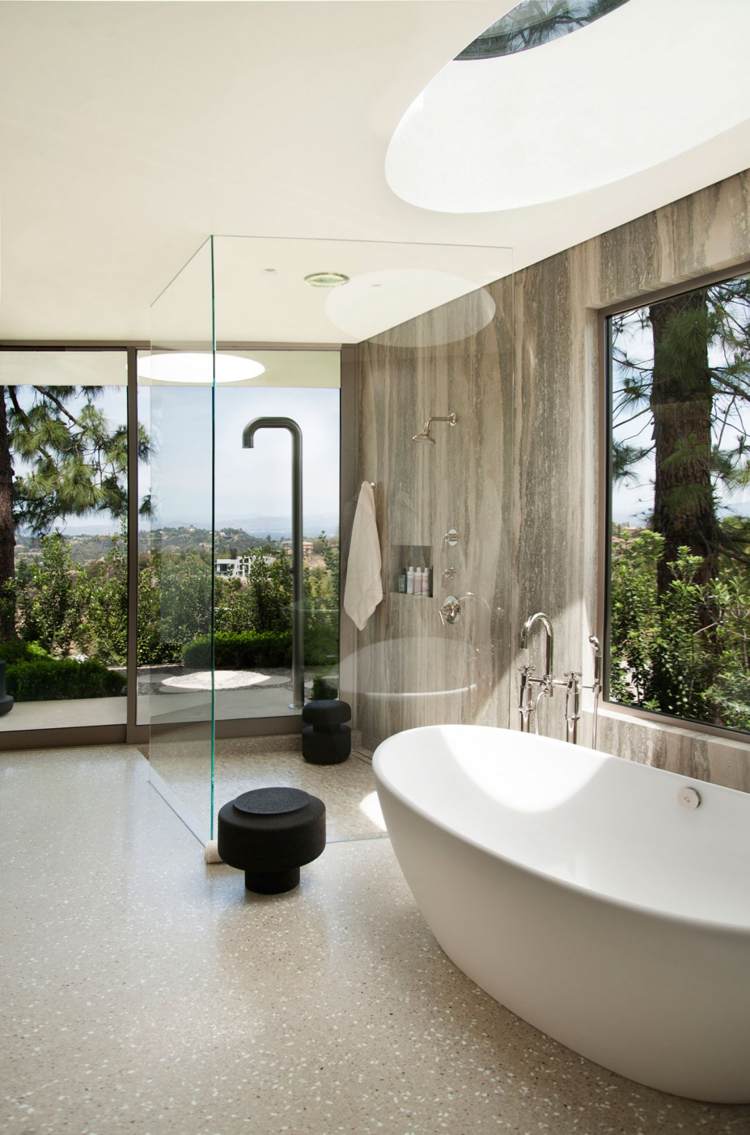 eleganter-einrichtungsstil-luxus-beverly-hills-badezimmer-freistehende-badewanne-fenster