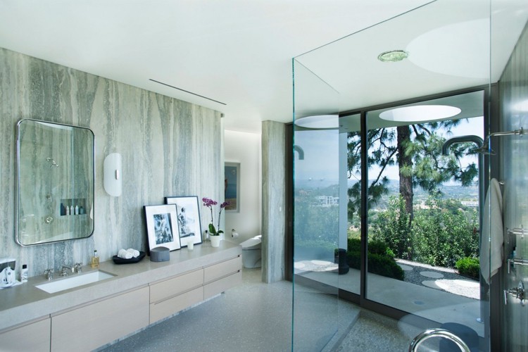 eleganter-einrichtungsstil-luxus-beverly-hills-badezimmer-panoramafenster-dusche-glaswand