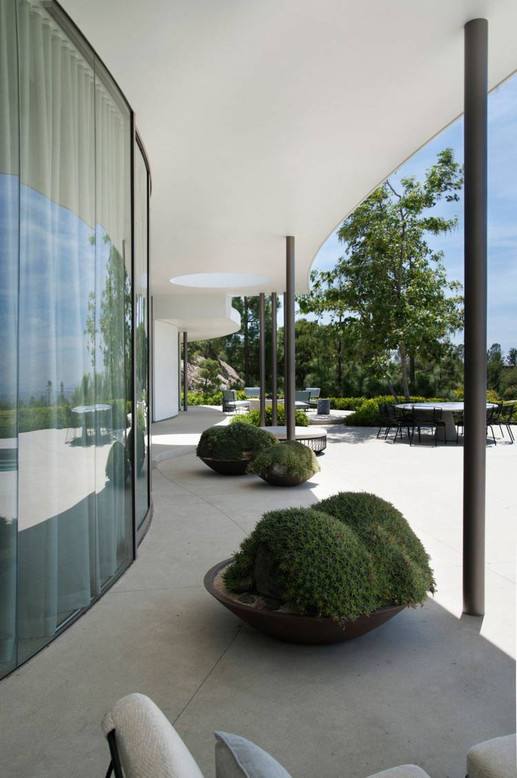 eleganter-einrichtungsstil-luxus-beverly-hills-terrasse-pflanzenkuebel-terrassenüberdachung-modern