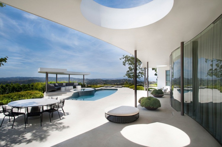Eleganter Einrichtungsstil -luxus-beverly-hills-terrasse-pool-verglasung
