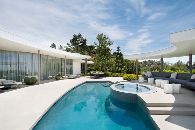 eleganter-einrichtungsstil-luxus-beverly-hills-terrasse-pool-whirlpool