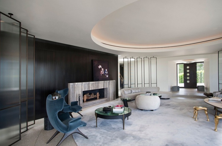 eleganter-einrichtungsstil-luxus-beverly-hills-wohnzimmer-pastellfarben-kamin
