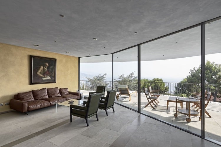 extensive-dachbegruenung-wohnzimmer-minimalistisch-modern-terrasse-terrassentueren
