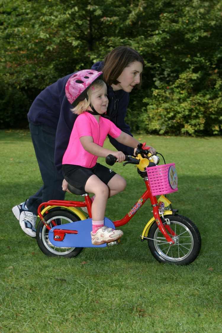 fahrrad fahren lernen bunt-farben-fahrradkorb-rosa-helm-design