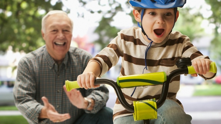 fahrrad fahren lernen junge-opa-lehrer-tipps-einfach