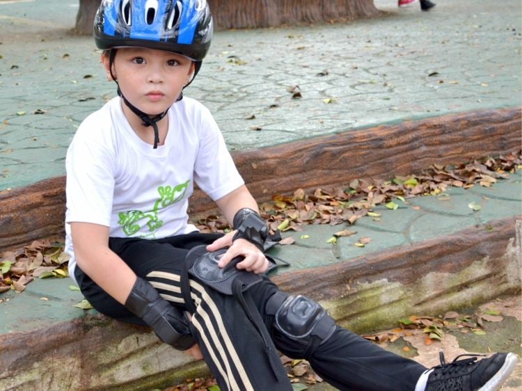 fahrrad-fahren-lernen-knieschuetzer-armschuetzer-helm-sicherheit