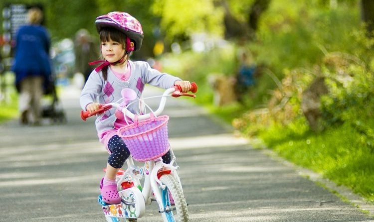 fahrrad-fahren-lernen-maedchen-helm-rosa-weiss-drahtesel