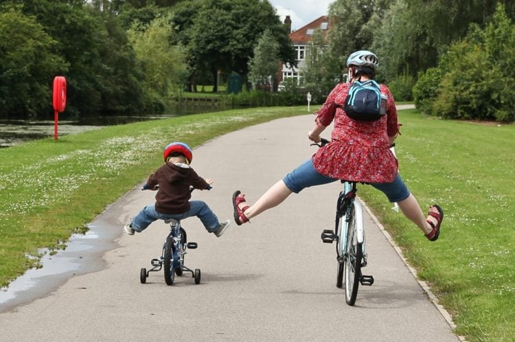 fahrrad-fahren-lernen-mutter-kind-natur-sport