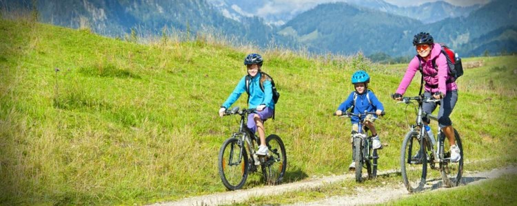 fahrrad-fahren-lernen-natur-fitness-rucksack-helme-kinder