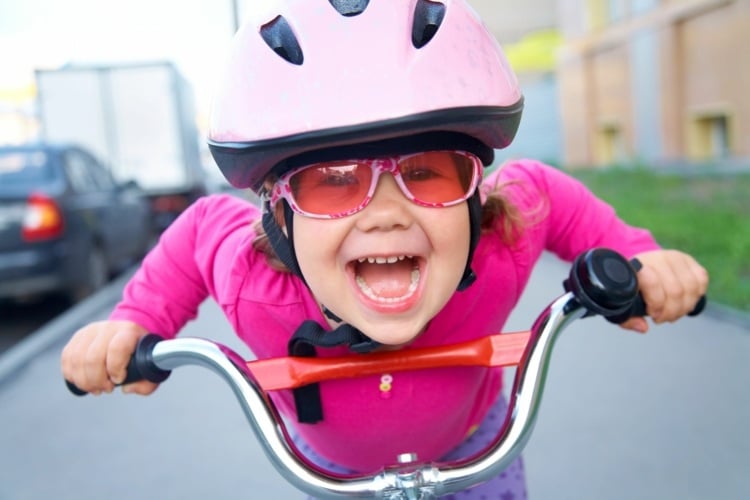 fahrrad fahren lernen strassenverkehr-ueben-spielen-kinder-freude
