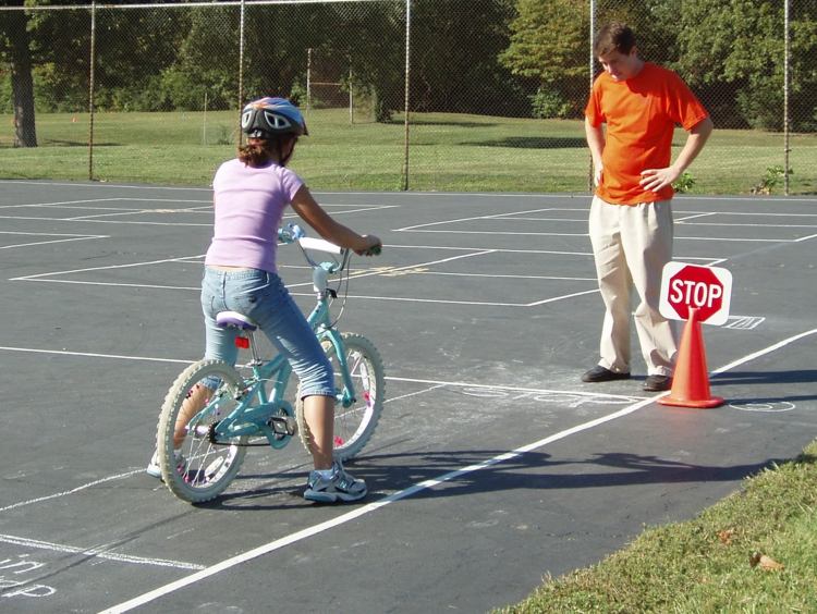 fahrrad-fahren-lernen-verkehrsschilder-fahrradpruefung-hellblau-lack