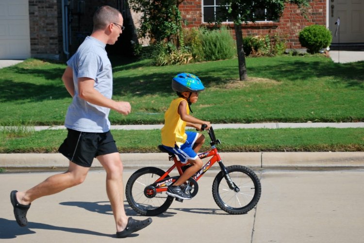 fahrrad fahren lernen vorgarten-fussgaengerweg-sicherheit