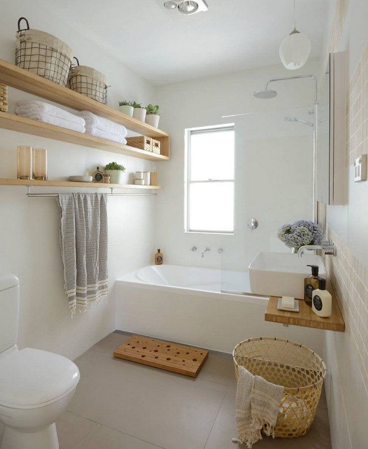 Gäste WC gestalten helles-badezimmer-regale-badewanne-holz-waschtisch
