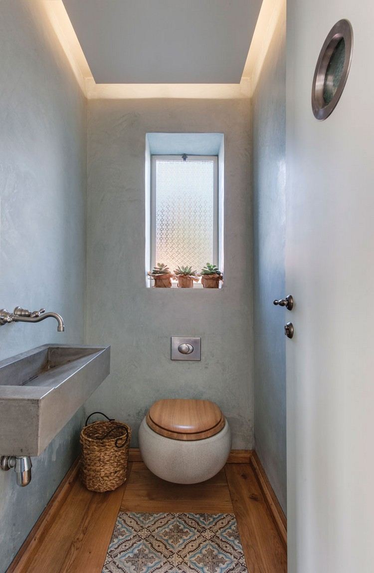 gäste-wc-gestalten-klein-rustikal-holzboden-toilettensitz-holz-muster-teppich