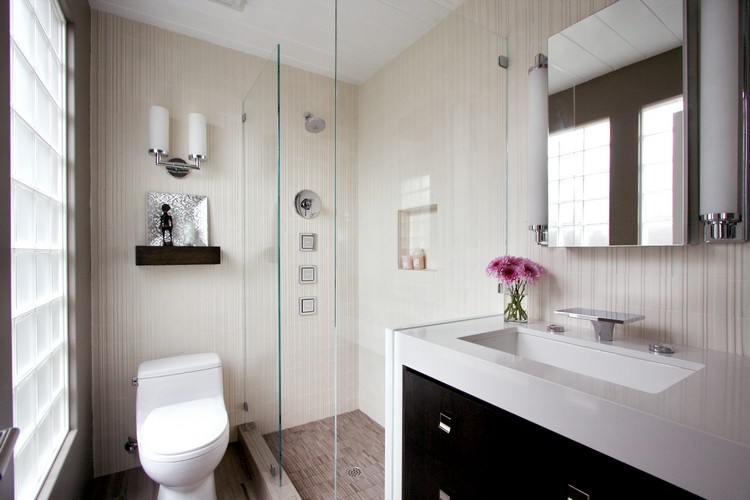 Gäste WC gestalten wandlampe-moderne-badarmatur-duschbad-fenster