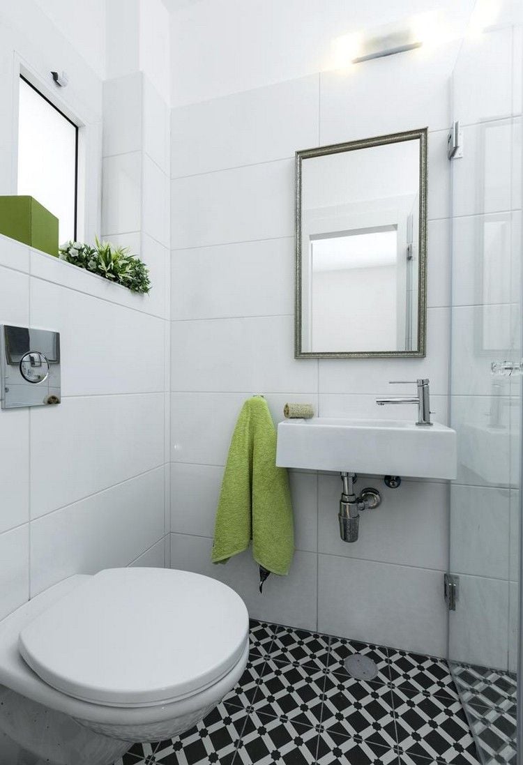gäste-wc-gestalten-weißes-interieur-glastür-duschkabine-simpel