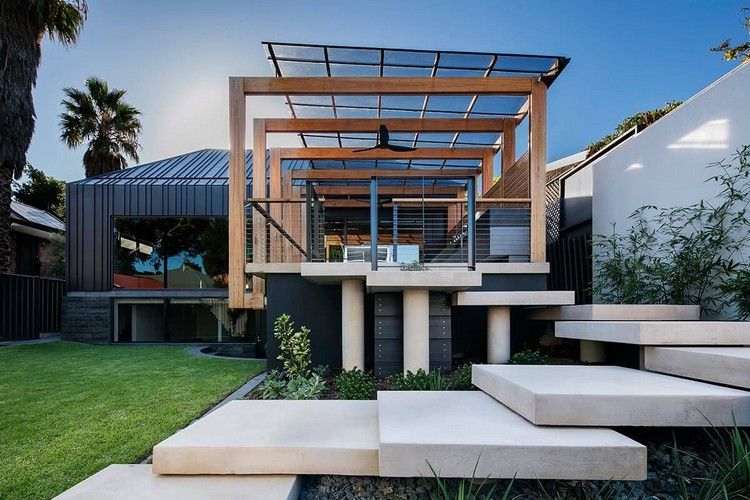 Hausanbau mit Satteldach terrasse-stufenplatten-interessantes-design-holz-leisten