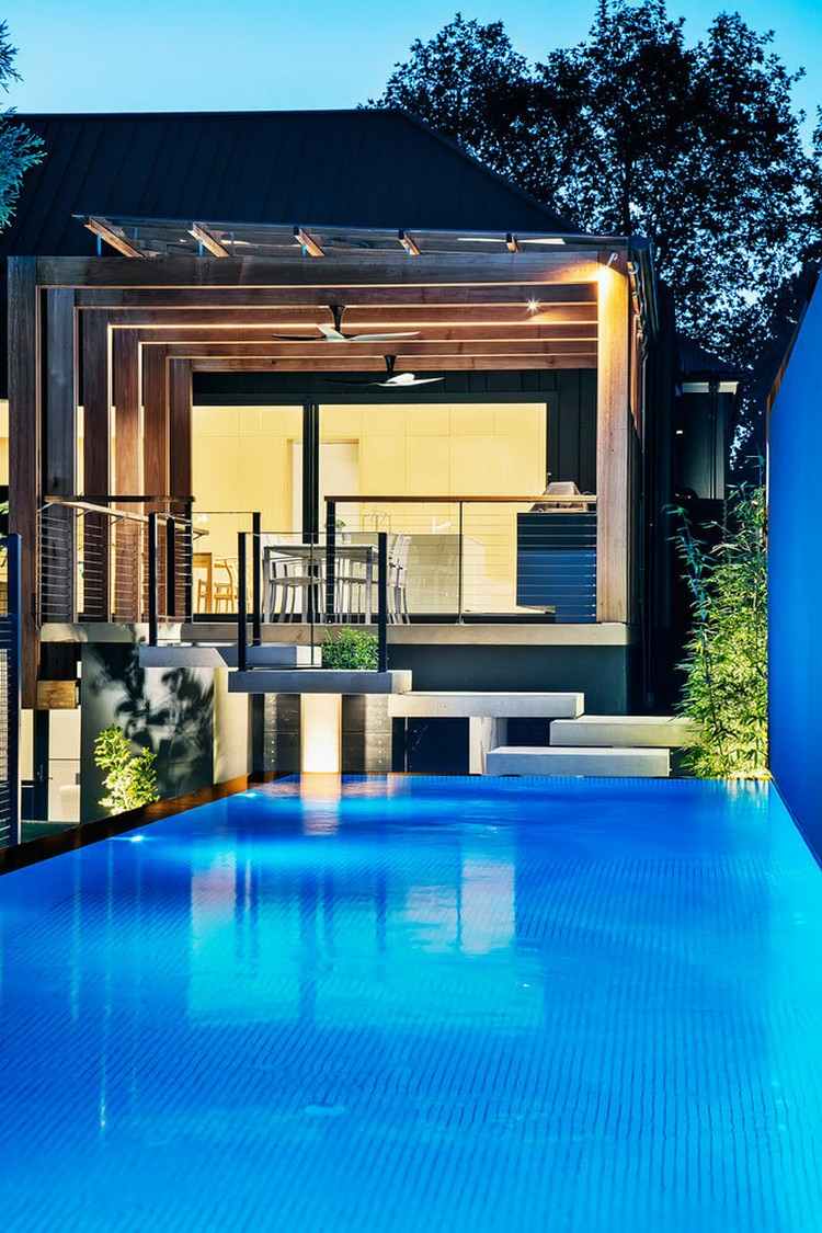 hausanbau-satteldach-terrasse-swimmingpool-einfamilienhaus-ferienhaus