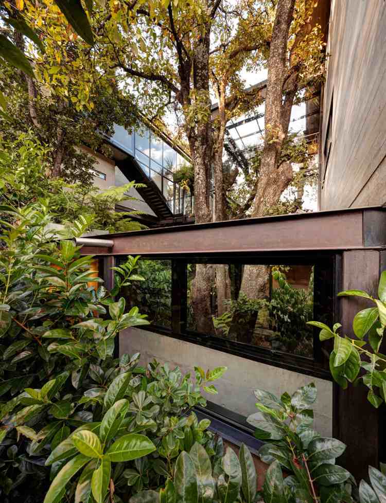 Hausfassade aus Glas -moderne-asthetik-exterior-natur-landschaft-beton-stahl