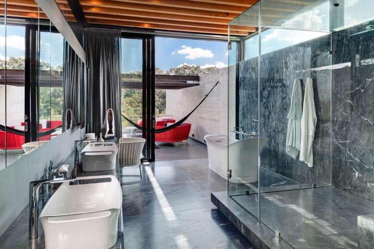 hausfassade-glas-moderne-asthetik-interior-badezimmer-luxus-grau-naturstein